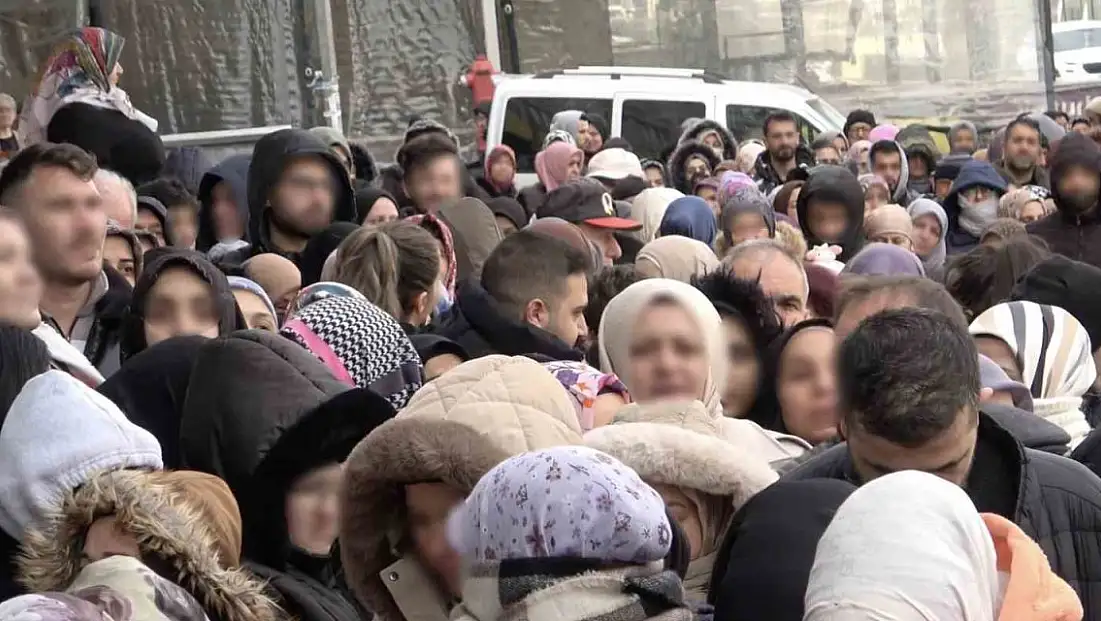 İndirim izdihamı: Dondurucu soğukta saatlerce beklediler