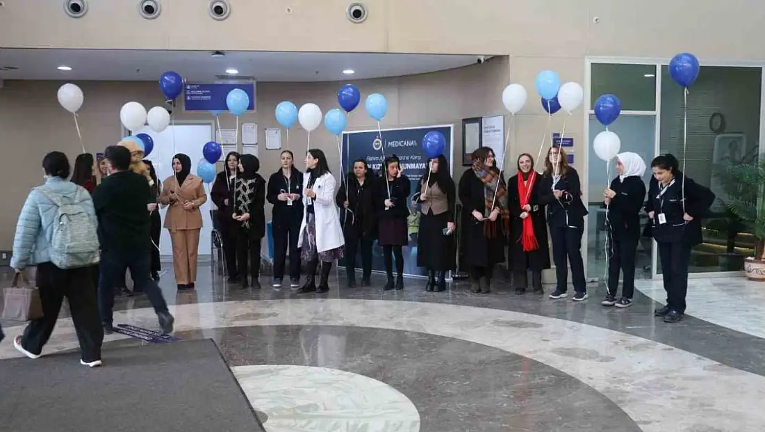 Konya'da gökyüzüne farkındalık balonları bırakıldı... Rahim ağzı kanserine dikkat çekildi