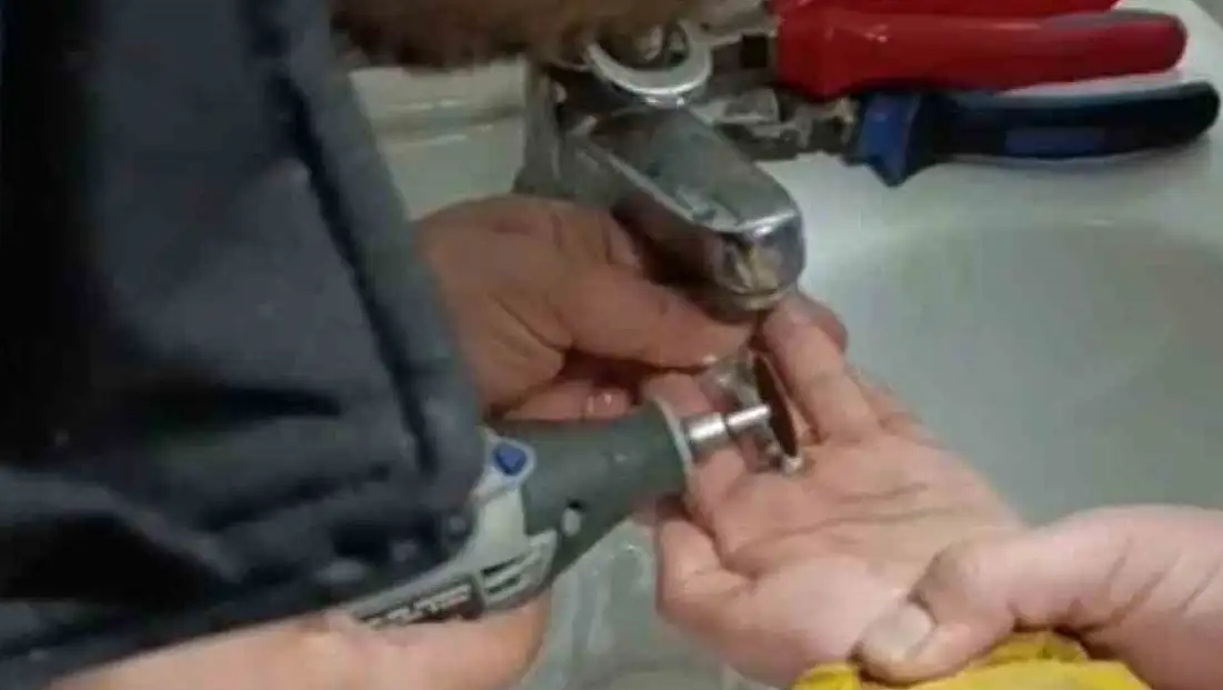 Parmağını metal paraya sıkıştırdı