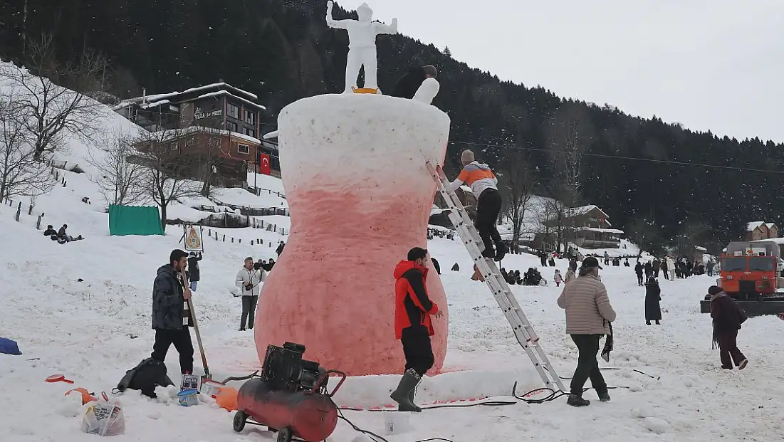 Kar festivali başladı; kardan çay bardağı görücüye çıktı