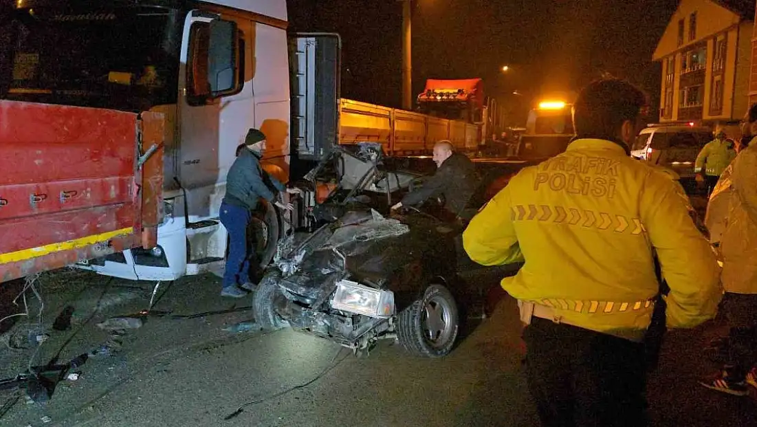 Alkol ve hız felaket getirdi! Otomobil tıra ok gibi saplandı