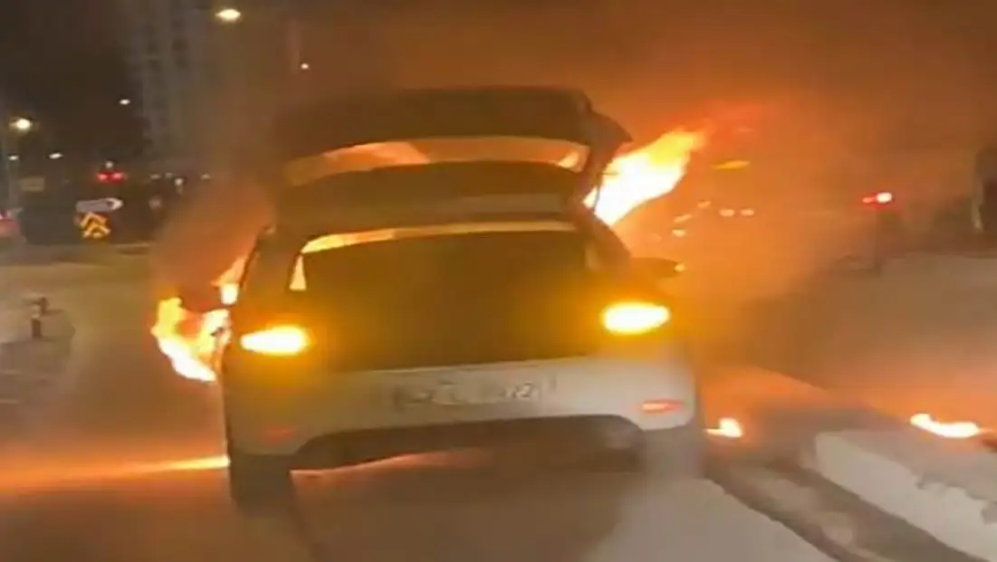 Konya Karapınar'da korkutan anlar... Seyir halindeki otomobil alevlere teslim oldu