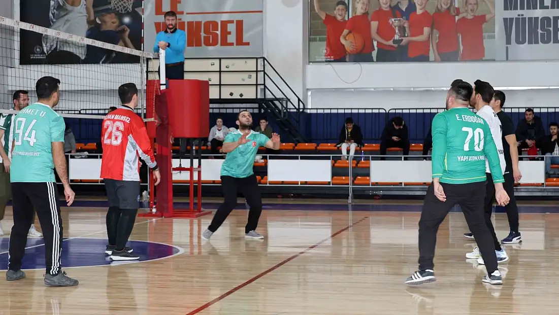 Karatay’da mesai kortta devam ediyor... Birimler arası dostluk turnuvası başladı