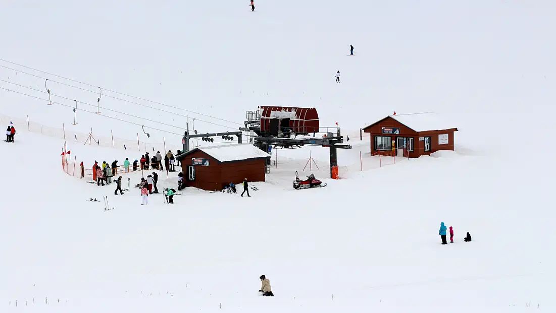 Akdeniz'in zirvesi Davraz'da kar kalınlığı 80 santime ulaştı: Konyalılardan yoğun ilgi