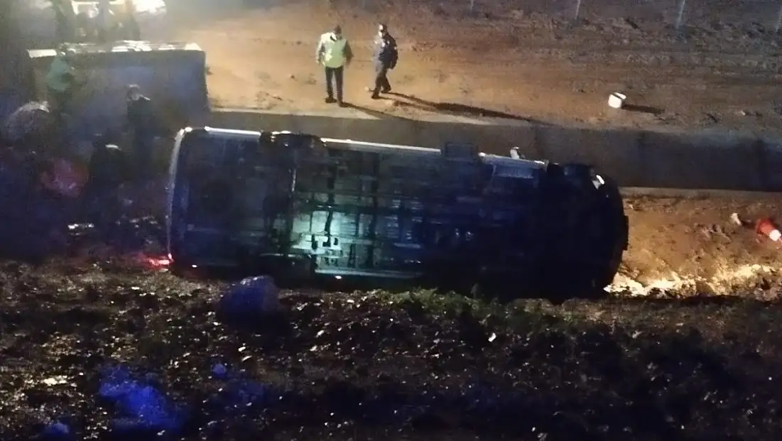 İşçi servisi 50 metrelik uçuruma yuvarlandı: 13 yaralı