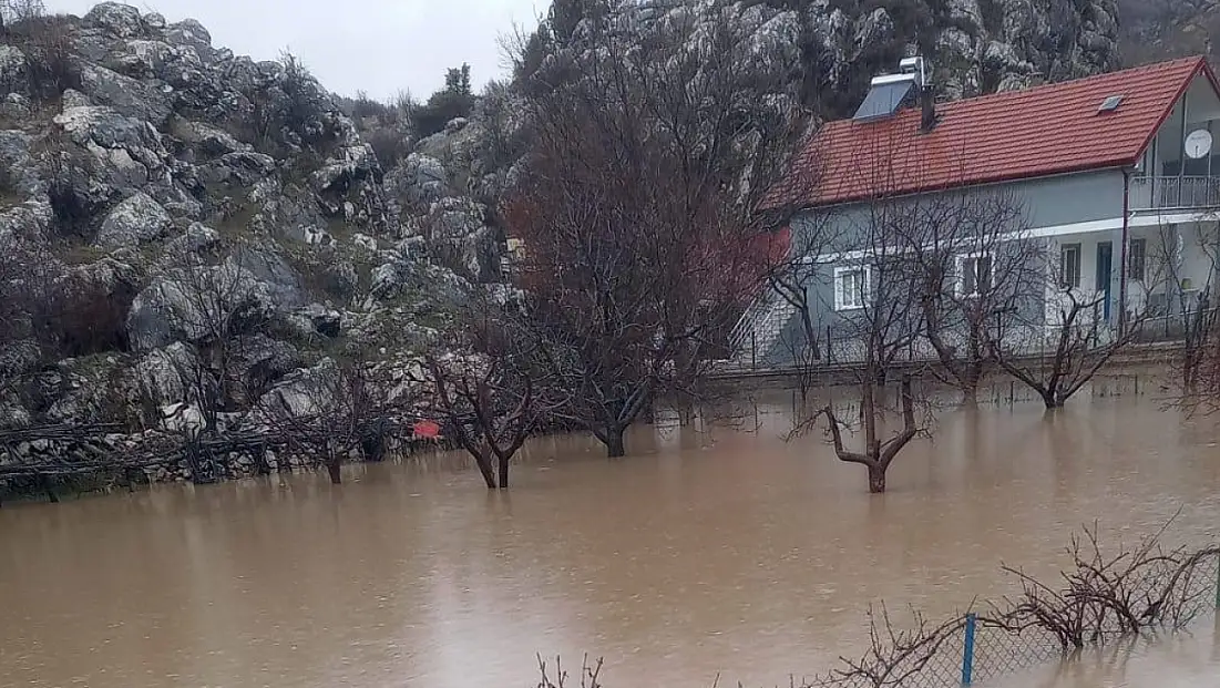 Konya’nın yağış rekortmeni ilçesinde karla eridi: Tarım arazileri sular altında kaldı