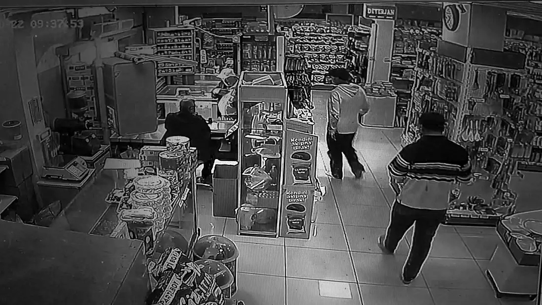 Market kirlenmesin diye çorapla alışveriş yaptılar