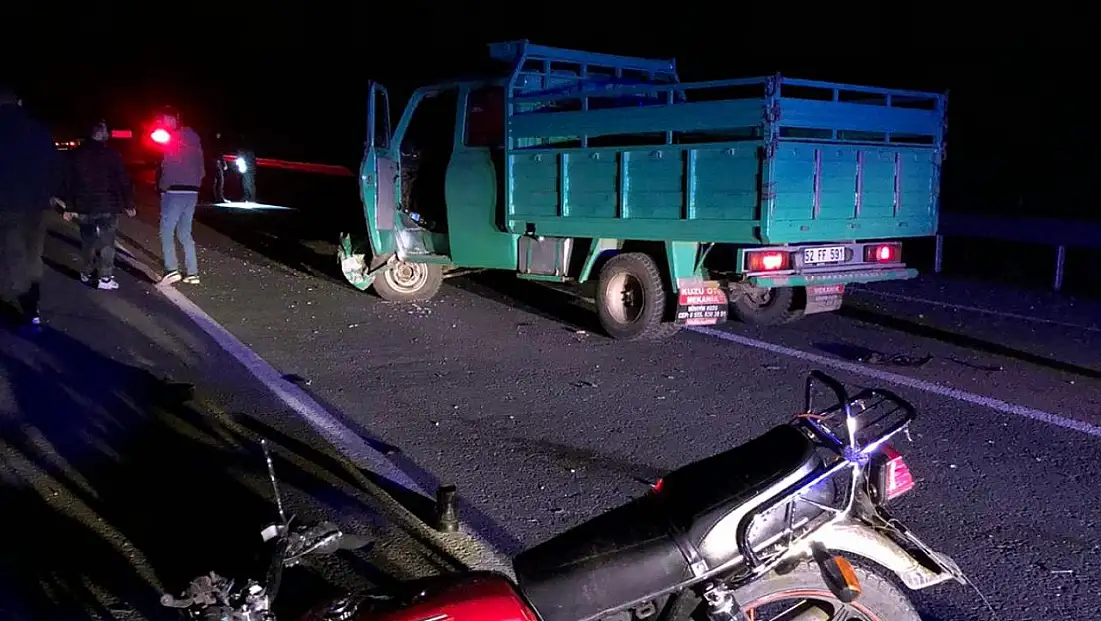 Motosikletle kamyonet çarpıştı: 2 ölü