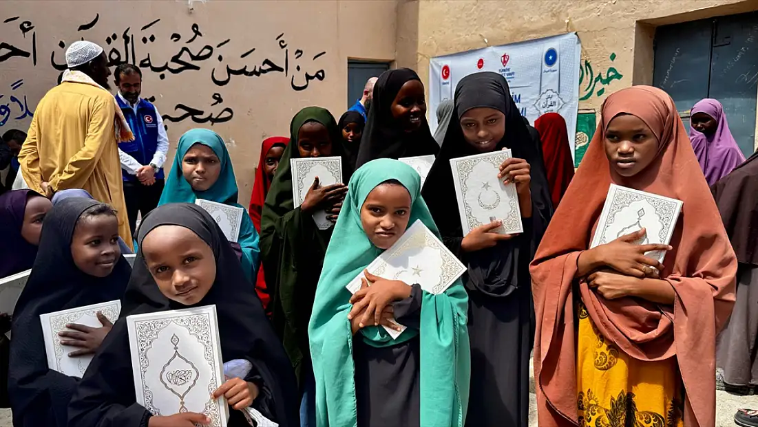 Somali'de 'Hediyem Kur'an Olsun' sevinci: 2 bin öğrenciye Kur'an-ı Kerim ulaştırıldı