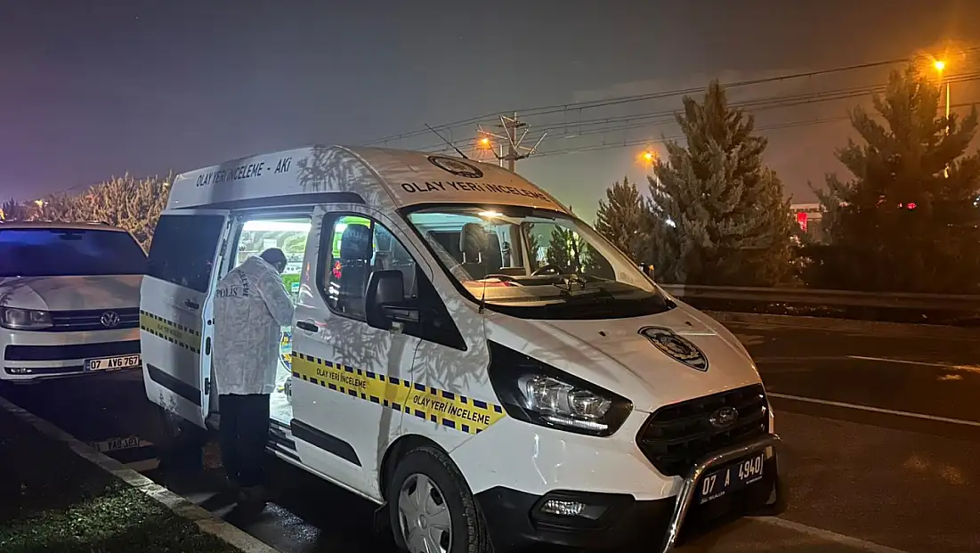 Şüpheli ölüm... Yol kenarında park halindeki minibüste ceset bulundu