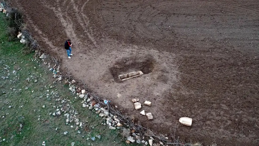 Tarlasını süren çiftçi lahit buldu