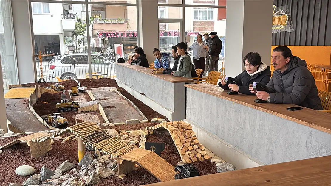 Bu kafede garson yok, operatör var