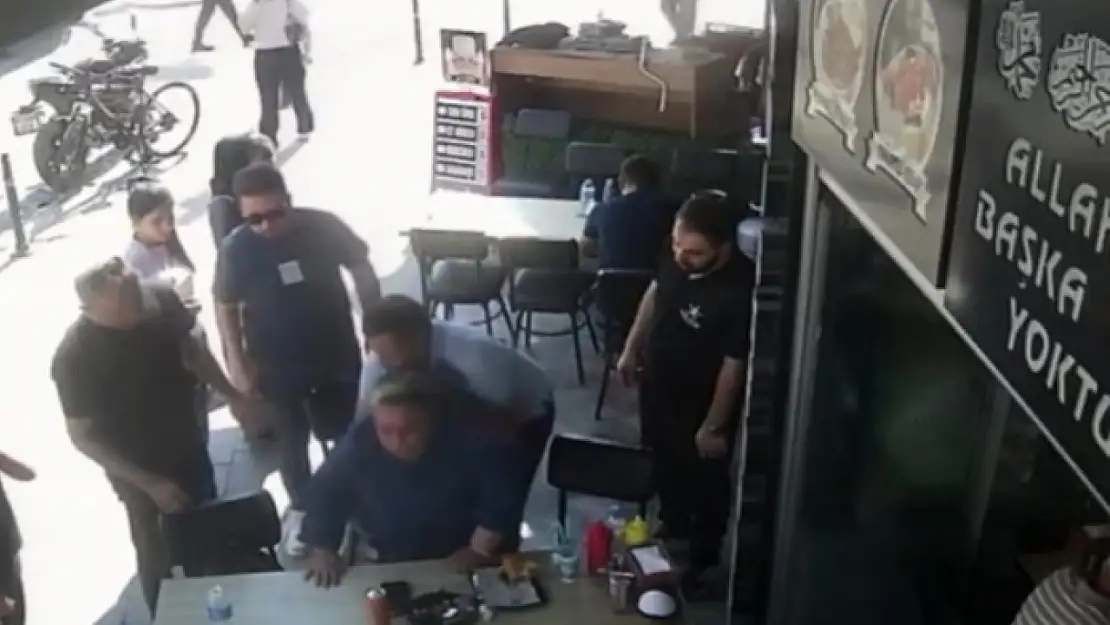 Konya'da polis memurunun Heimlich manevrası hayat kurtardı: O anlar kamerada