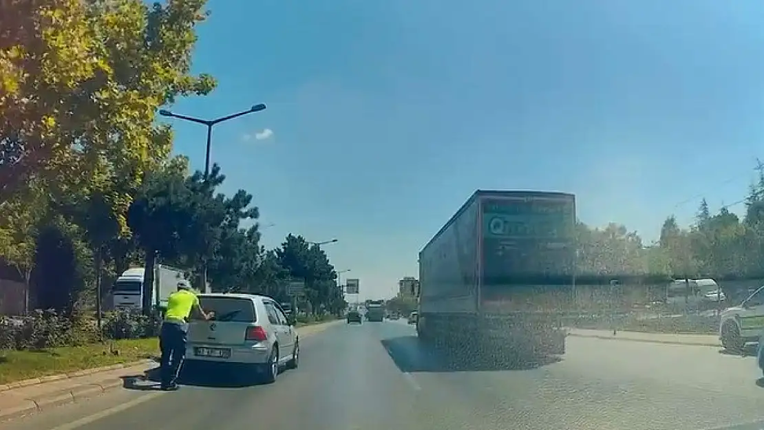 Konya'da sol şeritte arızalanan araca polis müdahalesi: O anlar kamerada
