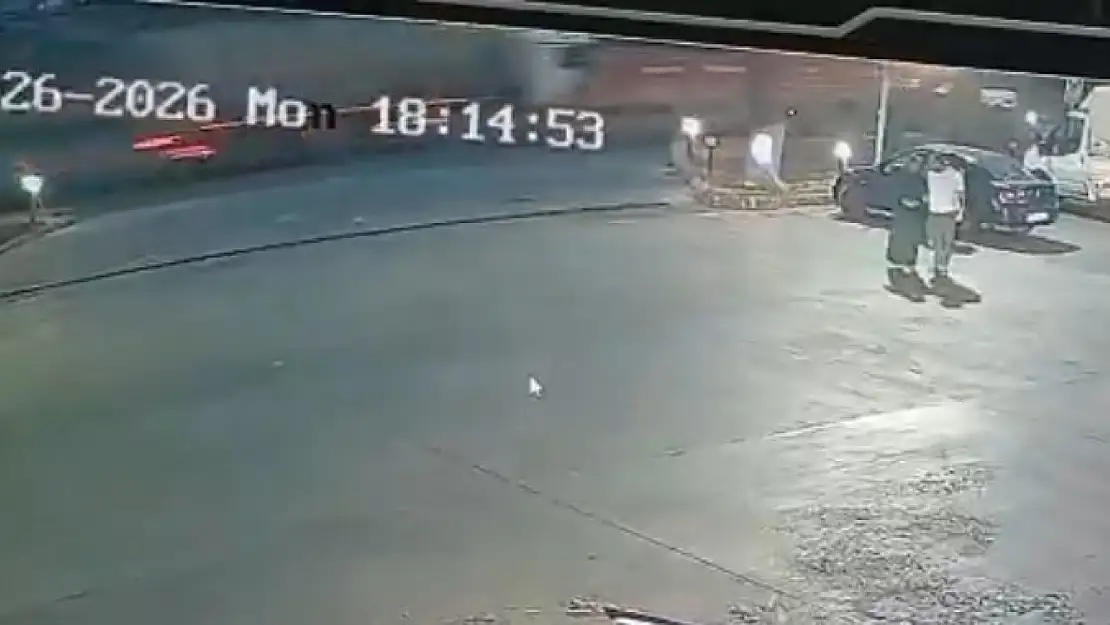 Konya'da tır pancar yüklü römorku biçti: Tonlarca şeker pancarı yola döküldü