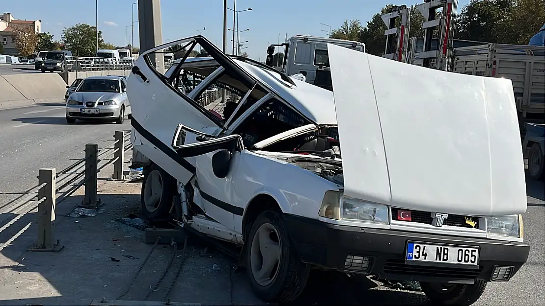 Konya merkezde Tofaş marka otomobil refüje çarptı: 4 yaralı