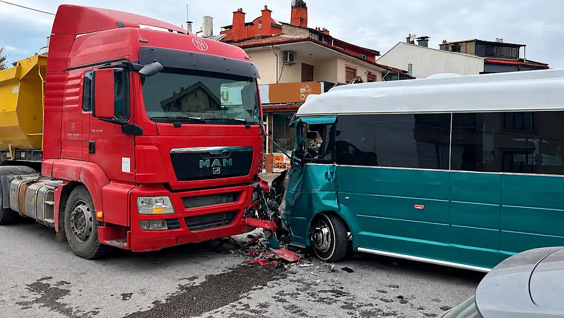 Konya merkezde yolcu minibüsü ile kamyon çarpıştı: Çok sayıda yaralı var