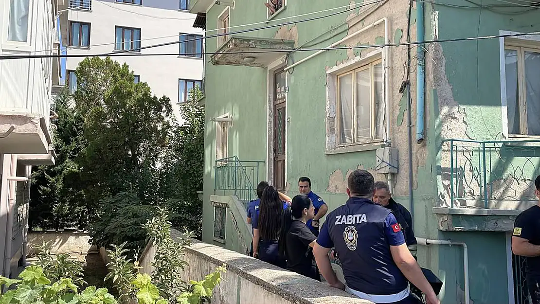 Konya merkezdeki binadan yayılan kötü koku ekipleri alarma geçirdi