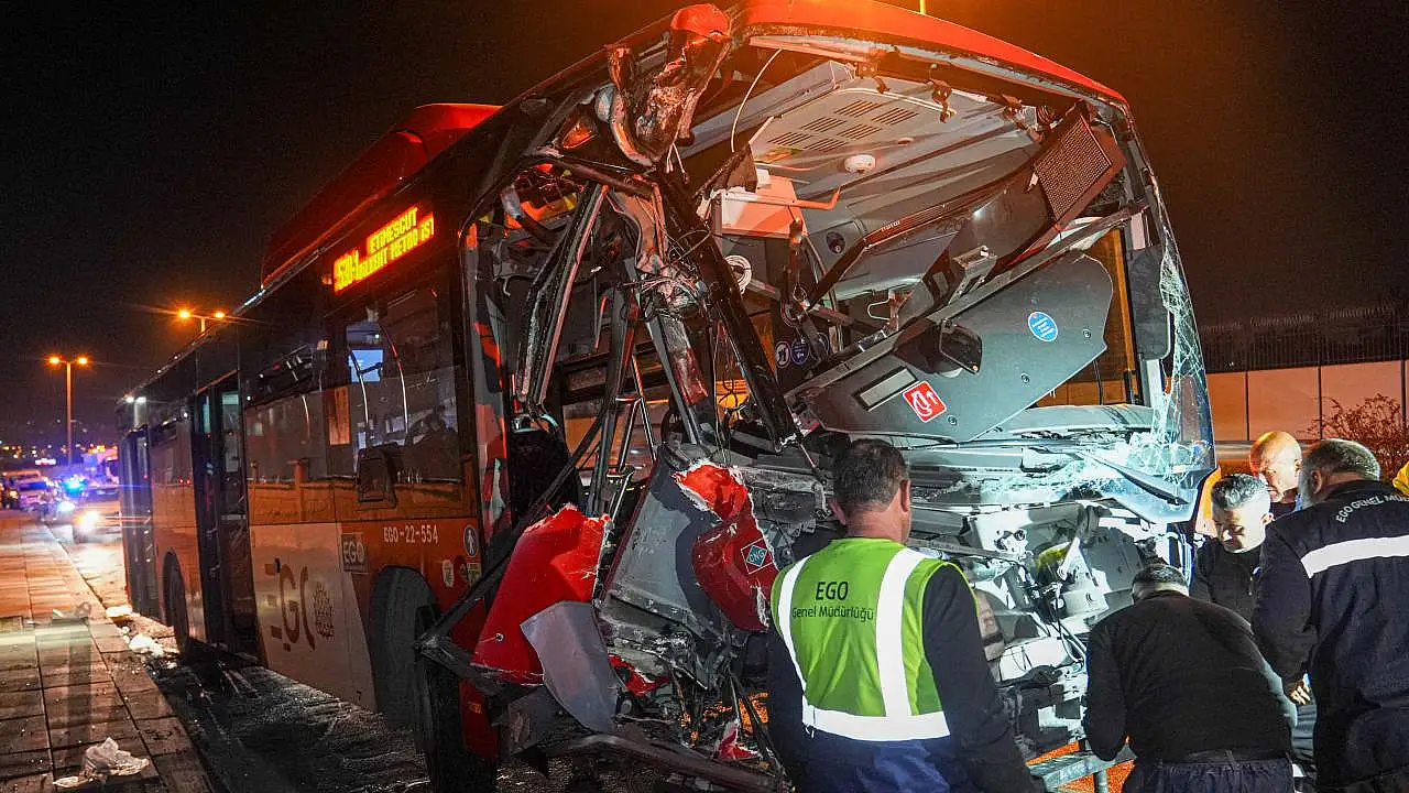 Ankara’da belediye otobüsü yaya üst geçidinin ayağına çarptı: 24 yaralı