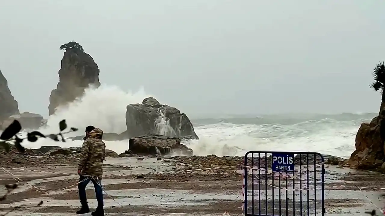 Amasra'da dalga boyu 10 metreyi aştı