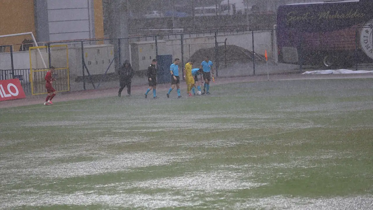 Ziraat Türkiye Kupası'nda yağmur engeli: Fethiyespor-Eyüpspor maçı tatil edildi