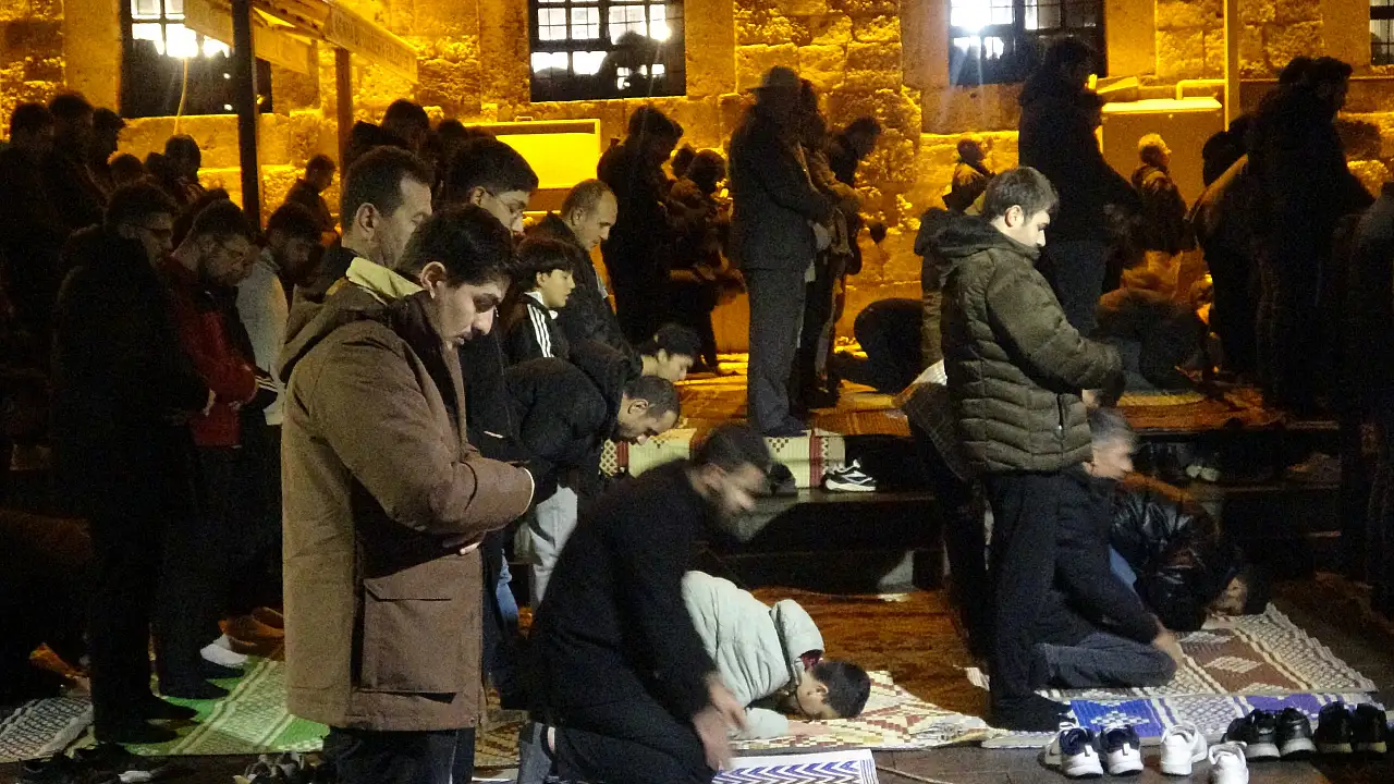Konya'da Berat Kandili coşkusu: Kapu Camii ve tarihi mabetler doldu taştı