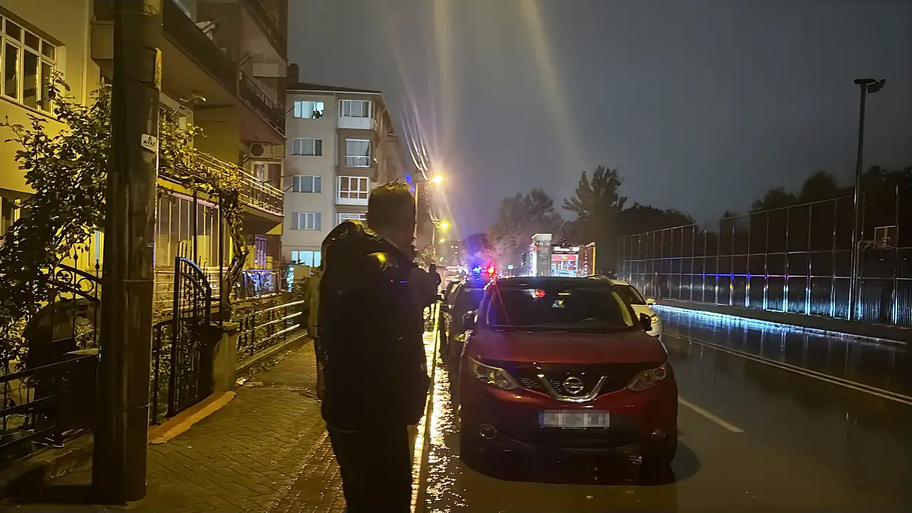 Yanan aracını sigara içerek izledi