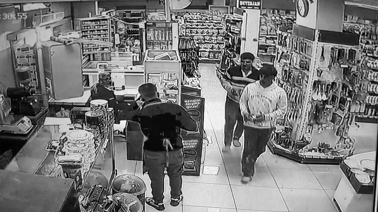 Market kirlenmesin diye çorapla alışveriş yaptılar