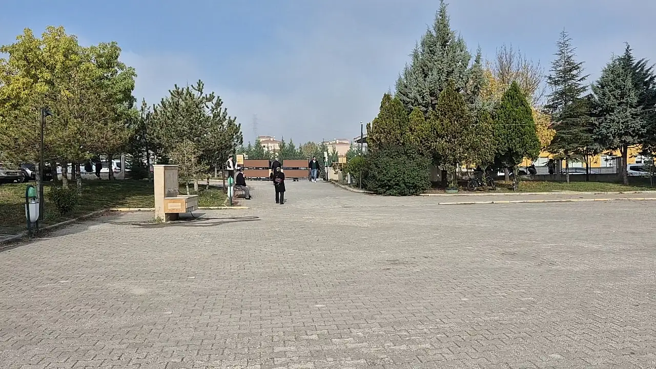 Sınava geç kalınca öfkesini gazeteciden çıkardı