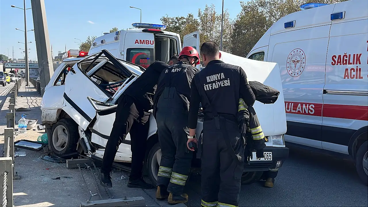 Konya merkezde Tofaş marka otomobil refüje çarptı: 4 yaralı