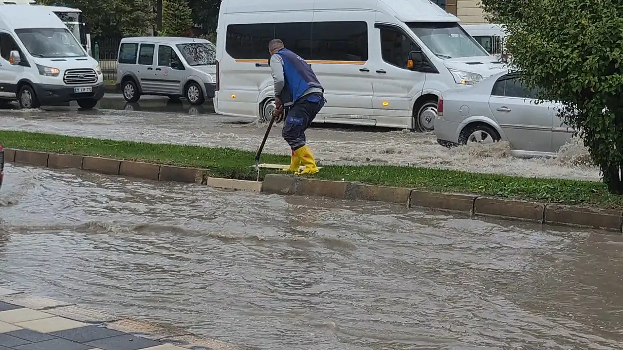 Sağanak nedeniyle yollar göle döndü