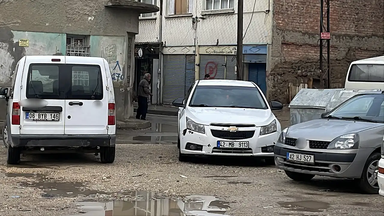 Konya merkezde zemin çöktü! Doğalgaz ve su boruları patladı