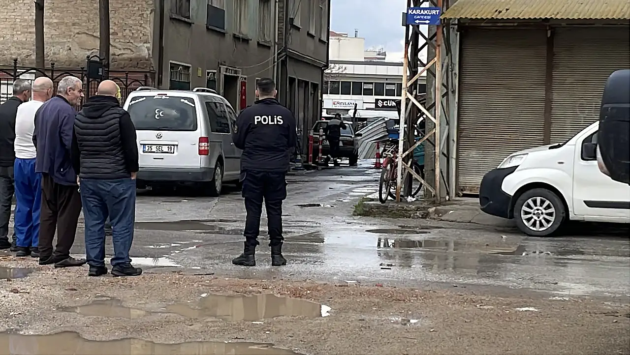 Konya merkezde zemin çöktü! Doğalgaz ve su boruları patladı