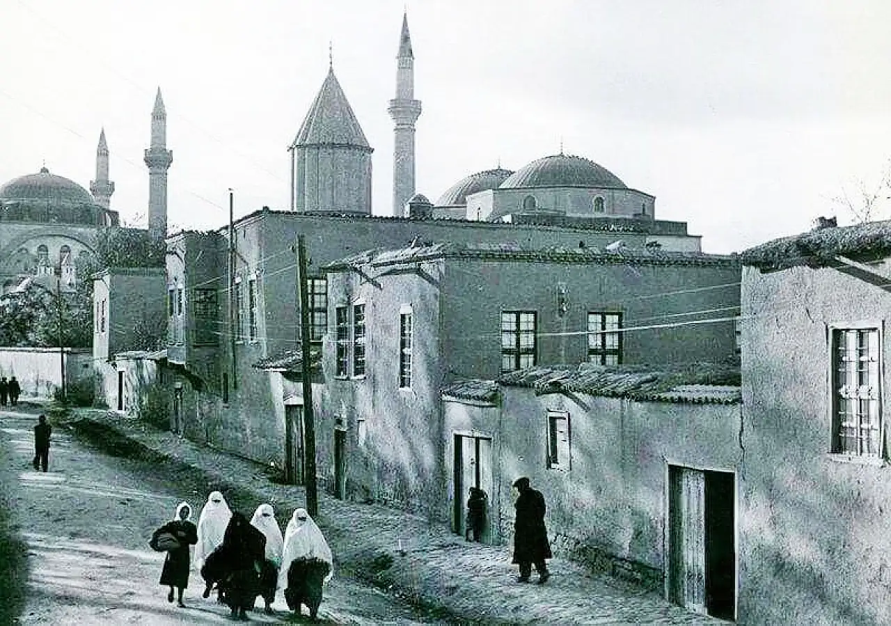 Konya'nın Kalbi: Türbe Önü