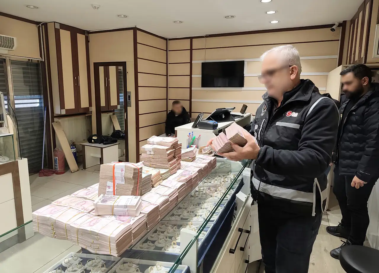 Alihan Kuriş suç örgütüne yönelik soruşturmada, F serisi 5 adet 1 dolarlık banknot ele geçirildi