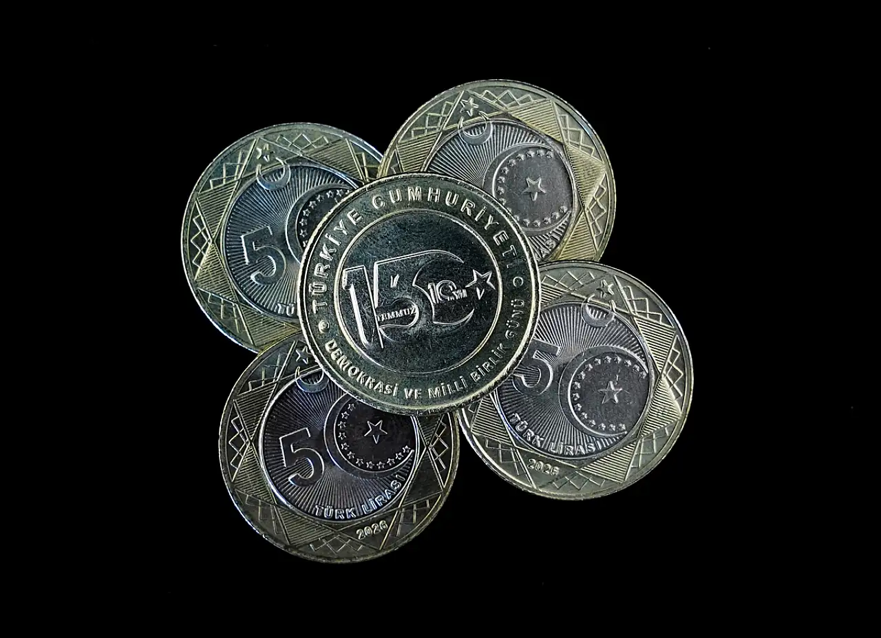 10'uncu yıla özel 5 lira basıldı
