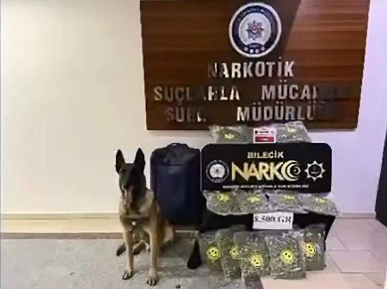 Valizden zehir çıktı: 8,5 kilo skunk yakalandı, 2 tutuklama!
