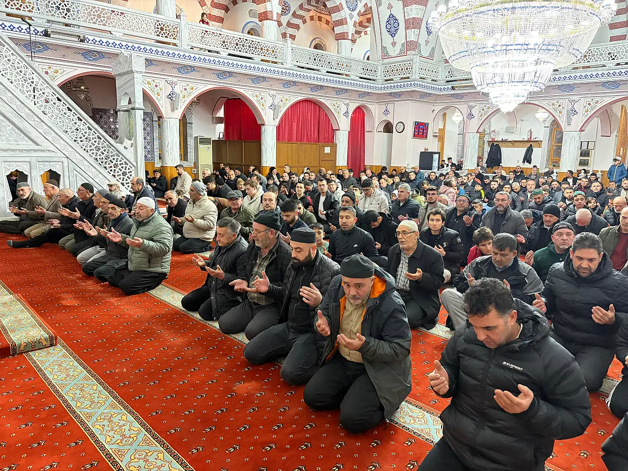 Konya'da Berat Kandili coşkusu: Kapu Camii ve tarihi mabetler doldu taştı