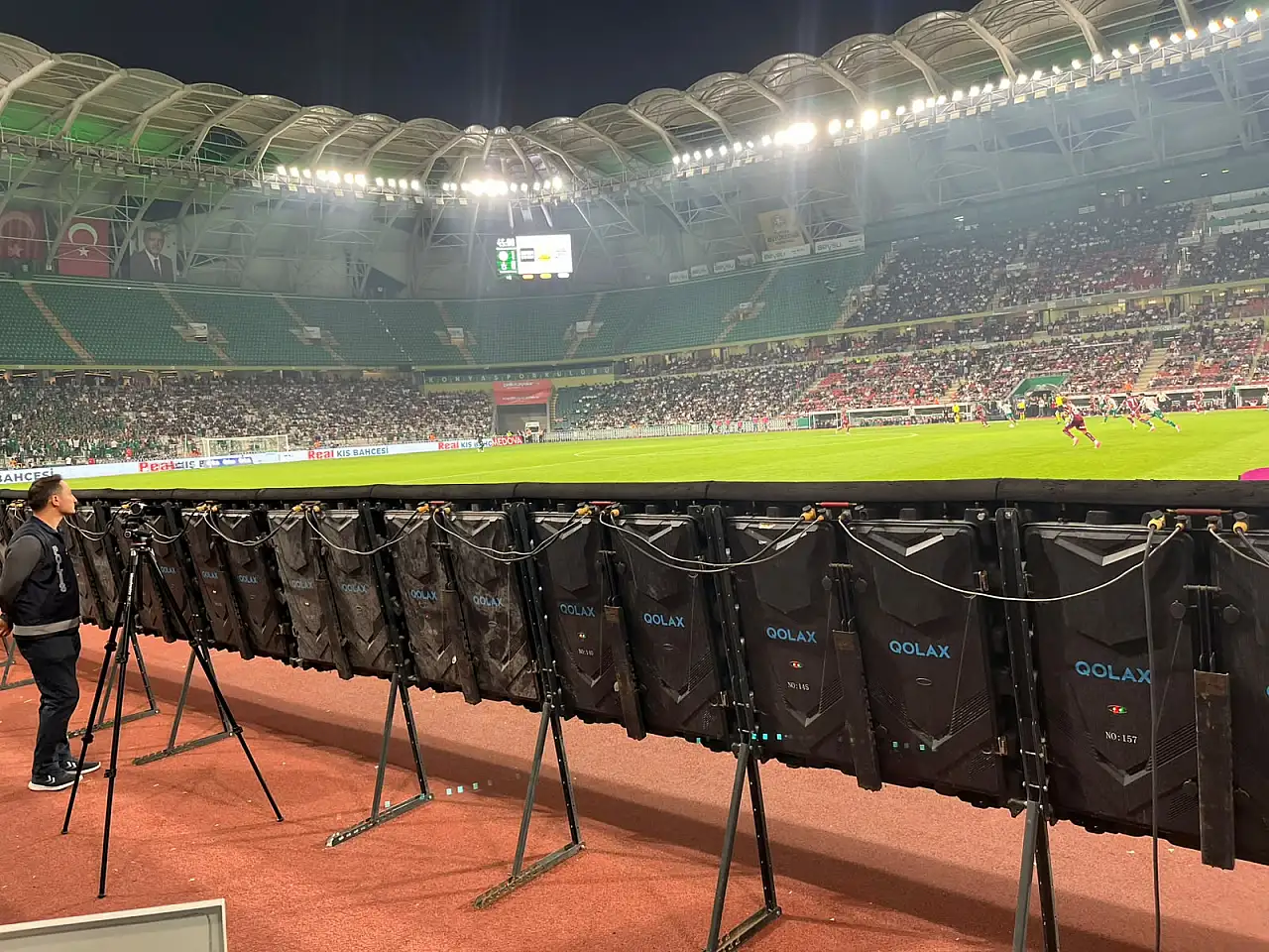 Konyaspor taraftarı tepkili! Taç çizgisi görünmüyor