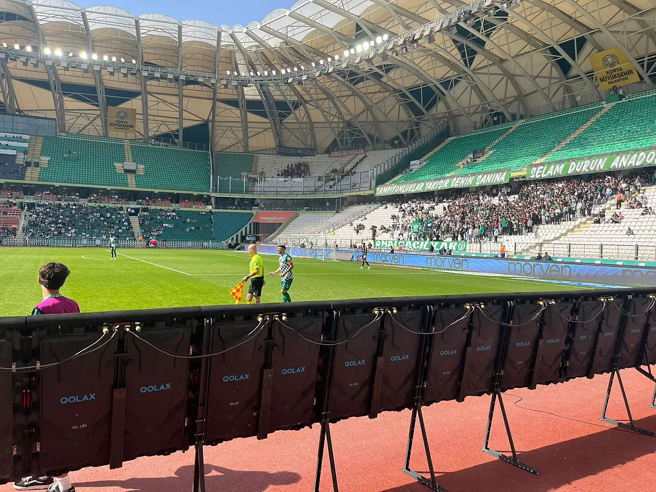 Konyaspor taraftarı tepkili! Taç çizgisi görünmüyor