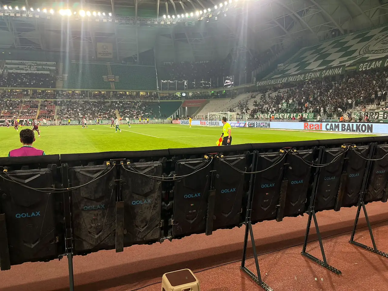 Konyaspor taraftarı tepkili! Taç çizgisi görünmüyor