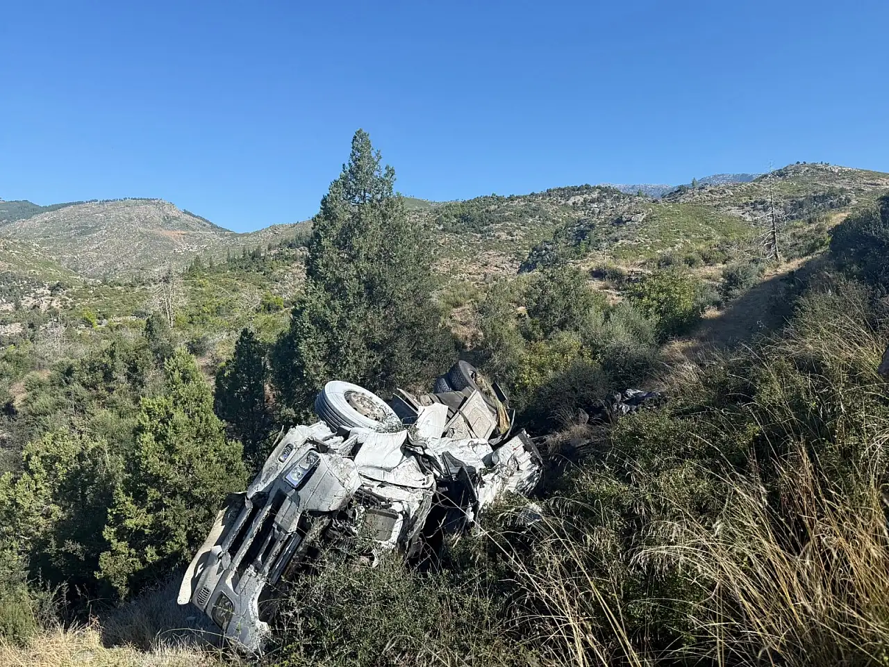 Konya-Antalya karayolunda tır şarampole devrildi: 2 yaralı!