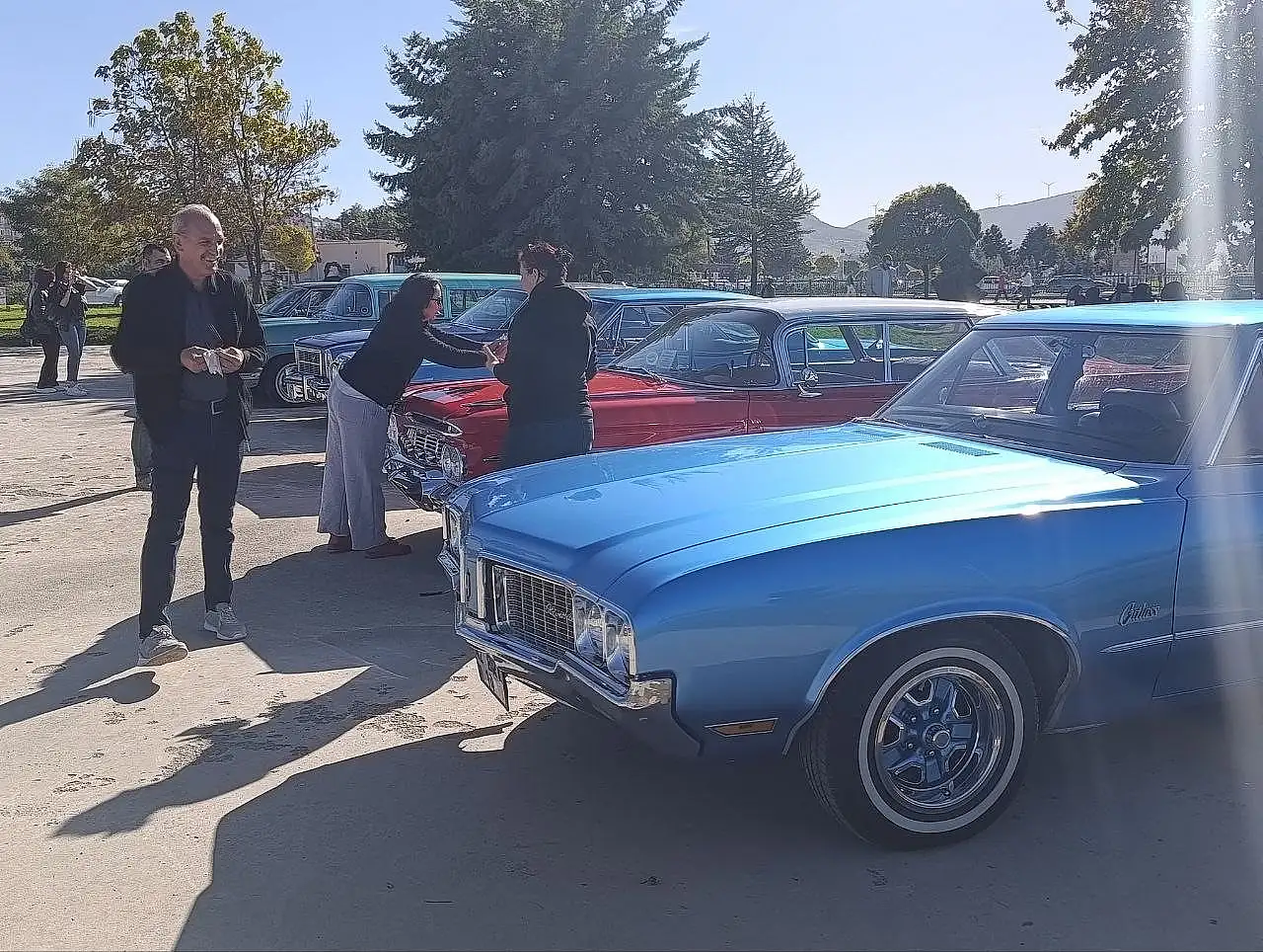 Konya'dan Beyşehir'e nostaljik çıkarma: Klasik otomobiller göl kenarında sergilendi