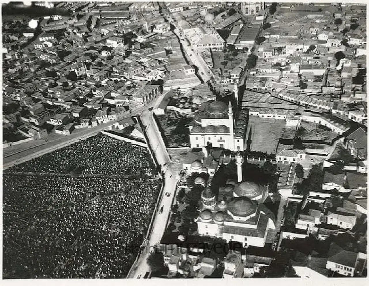 Konya'nın Kalbi: Türbe Önü