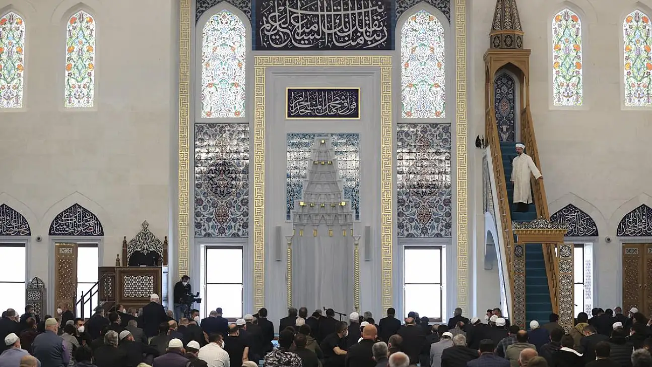 Konya'da Cuma namazı saat kaçta? İşte Cuma hutbesinin konusu (15 Ağustos 2025)