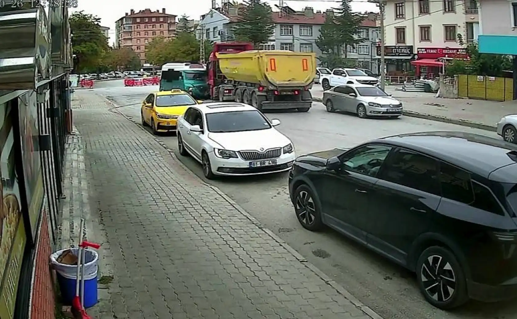 Konya merkezde yolcu minibüsü ile kamyon çarpıştı: Çok sayıda yaralı var