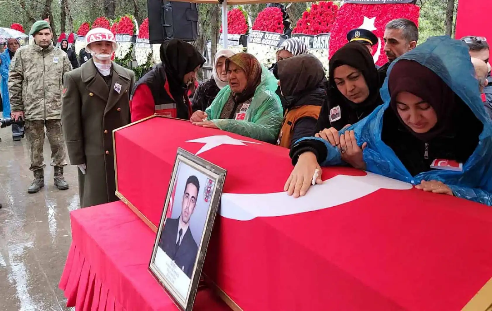 Konya şehidini son yolculuğuna uğurladı: Bizi yalnız bıraktın kuzum