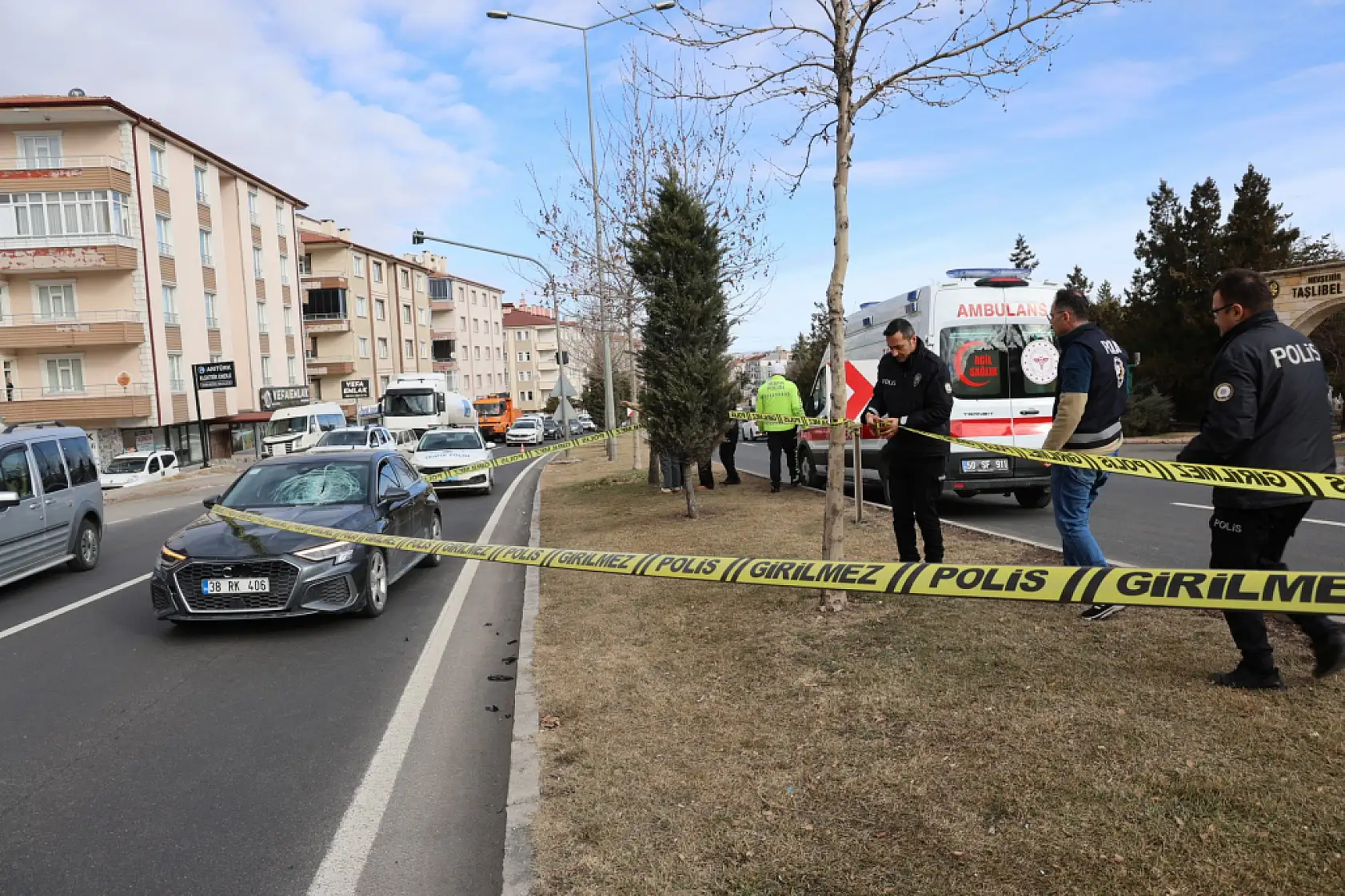 Yolun karşısına geçmek isterken can verdi