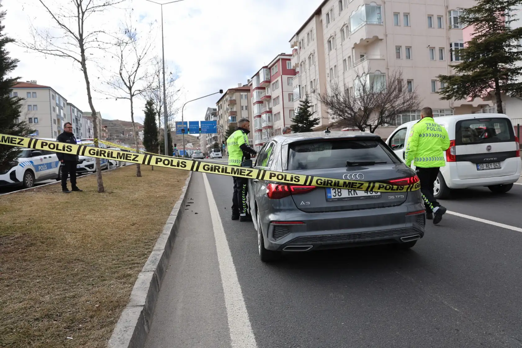 Yolun karşısına geçmek isterken can verdi