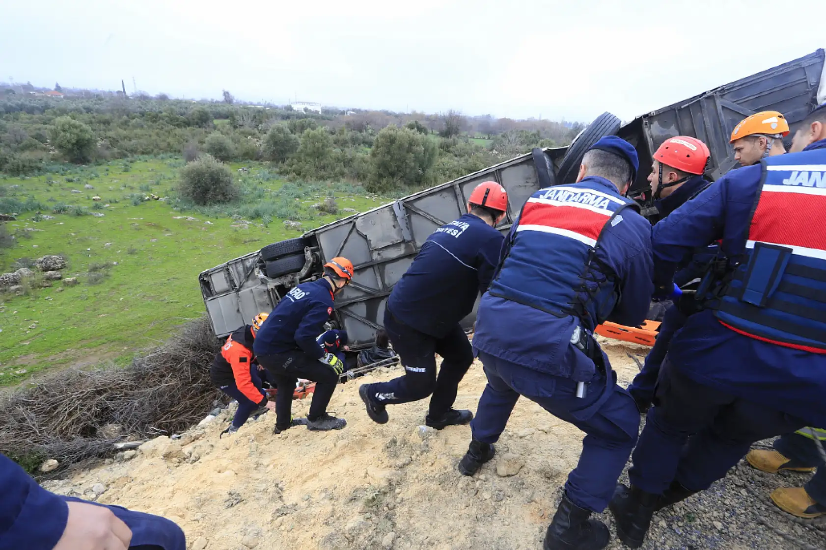 Yan yana defnedildiler: Konya'da anne ve kızından geriye acı hikaye kaldı